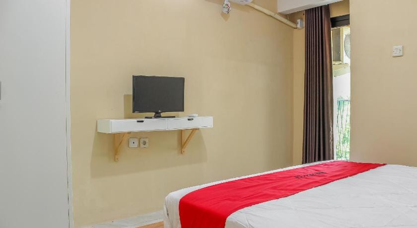 RedDoorz Syariah near Pasar Modern Cikopo Bed and Breakfast in West Java