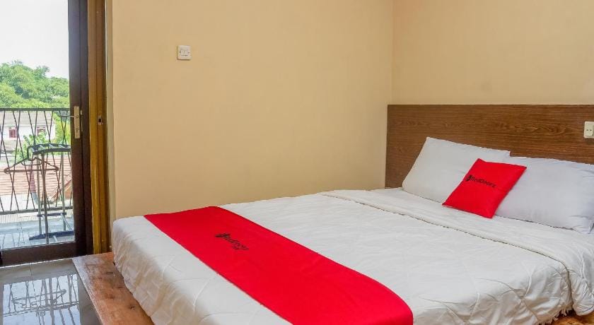 RedDoorz Syariah near Pasar Modern Cikopo Bed and Breakfast in West Java