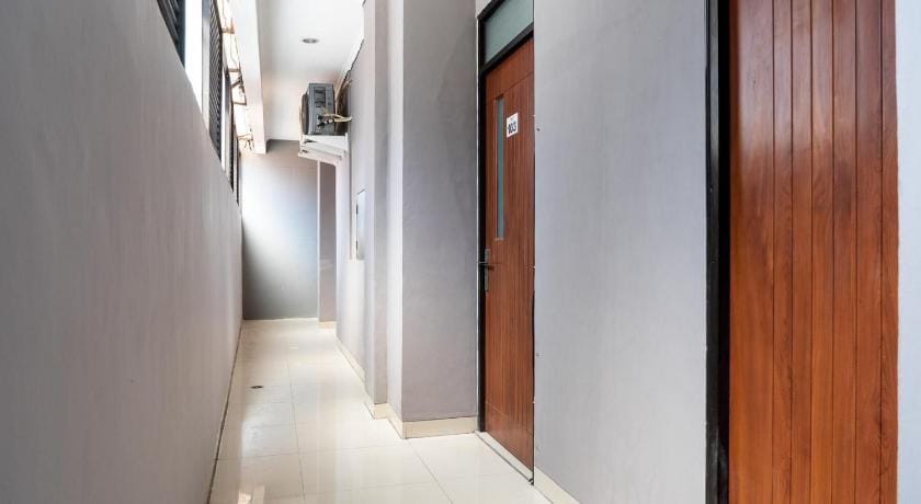 RedDoorz Plus @ Sawah Besar Bed and Breakfast in Jakarta