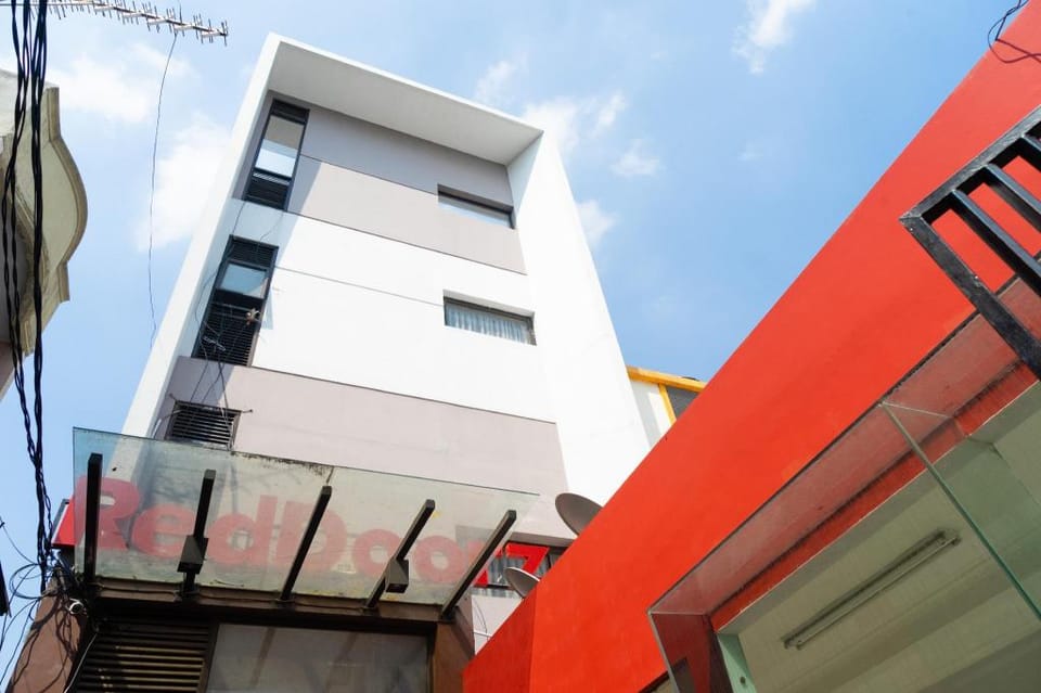 RedDoorz Plus @ Sawah Besar Bed and Breakfast in Jakarta