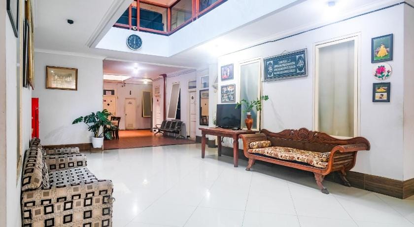 RedDoorz near Batik Tulis Celaket 2 Bed and Breakfast in East Java