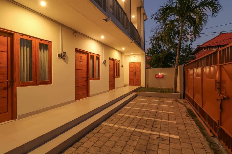 OYO 1200 Kencana Residence Hotel in Kuta Selatan
