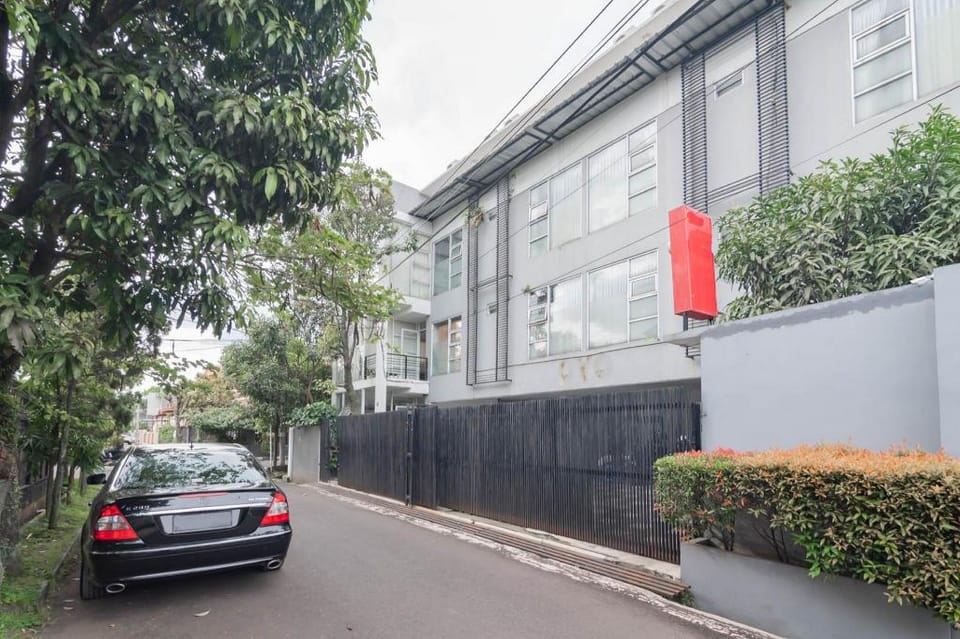 RedDoorz near Trans Studio Mall Bongo Residence Hotel in Bandung