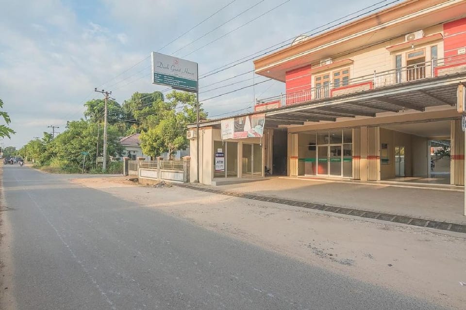 RedDoorz Plus near Syamsudin Noor Airport 3 Bed and Breakfast in Indonesia