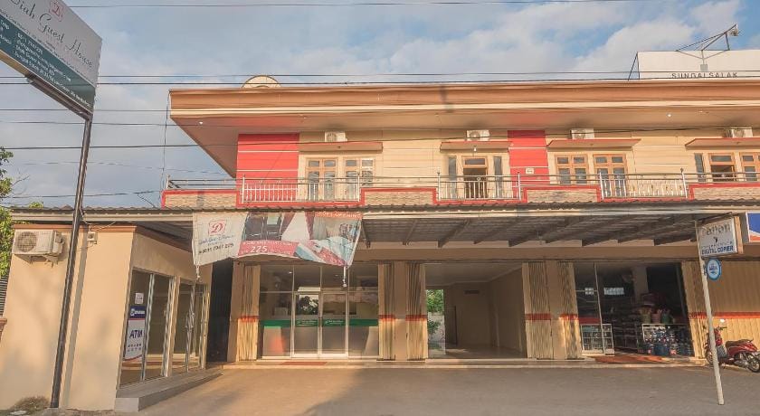 RedDoorz Plus near Syamsudin Noor Airport 3 Bed and Breakfast in Indonesia