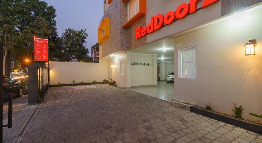 RedDoorz near Taman Makam Pahlawan Cikutra Bed and Breakfast in Bandung