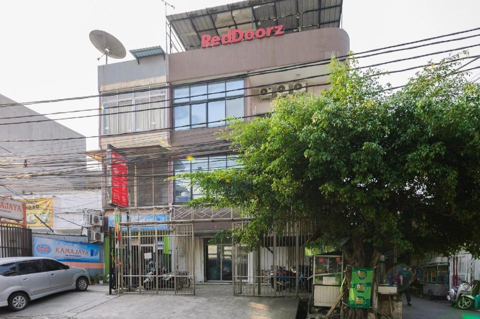RedDoorz near Seasons City Mall Bed and Breakfast in Jakarta
