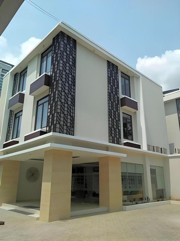 Sans Vibes Firdaus Mansion Kemang Hotel in South Jakarta City