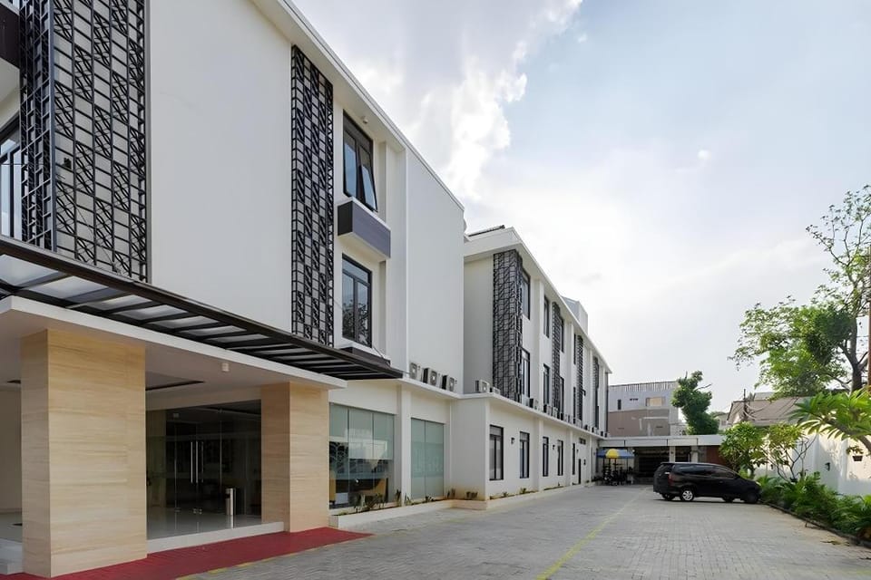 Sans Vibes Firdaus Mansion Kemang Hotel in South Jakarta City