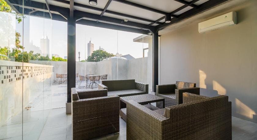 RedDoorz Plus near Senayan City Hotel in South Jakarta City