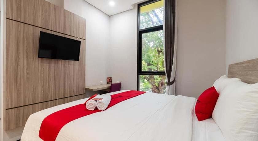 RedDoorz Plus near Senayan City Hotel in South Jakarta City