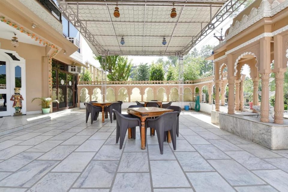 Hotel Empire Palace - Near Fatehsagar Lake Hotel in Udaipur