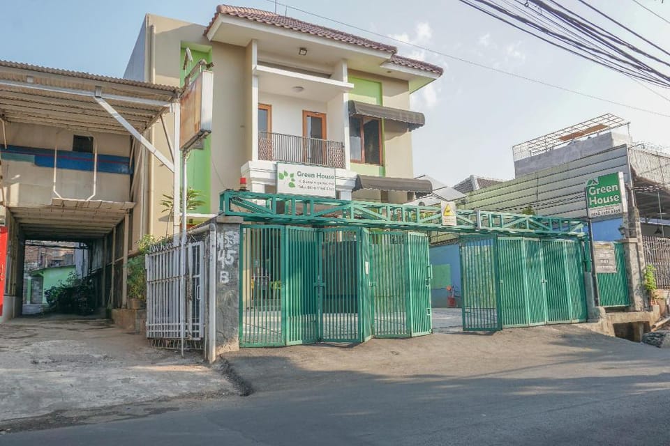 RedDoorz near Kemang Square Hotel in South Jakarta City