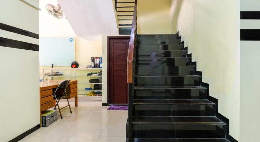 RedDoorz Syariah @ Ketintang Surabaya Bed and Breakfast in Surabaya