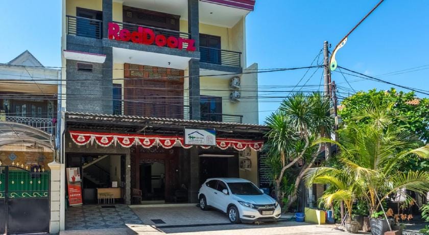 RedDoorz Syariah @ Ketintang Surabaya Bed and Breakfast in Surabaya
