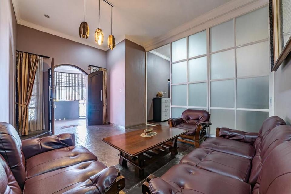 RedDoorz Syariah near RRI Malang Bed and Breakfast in East Java
