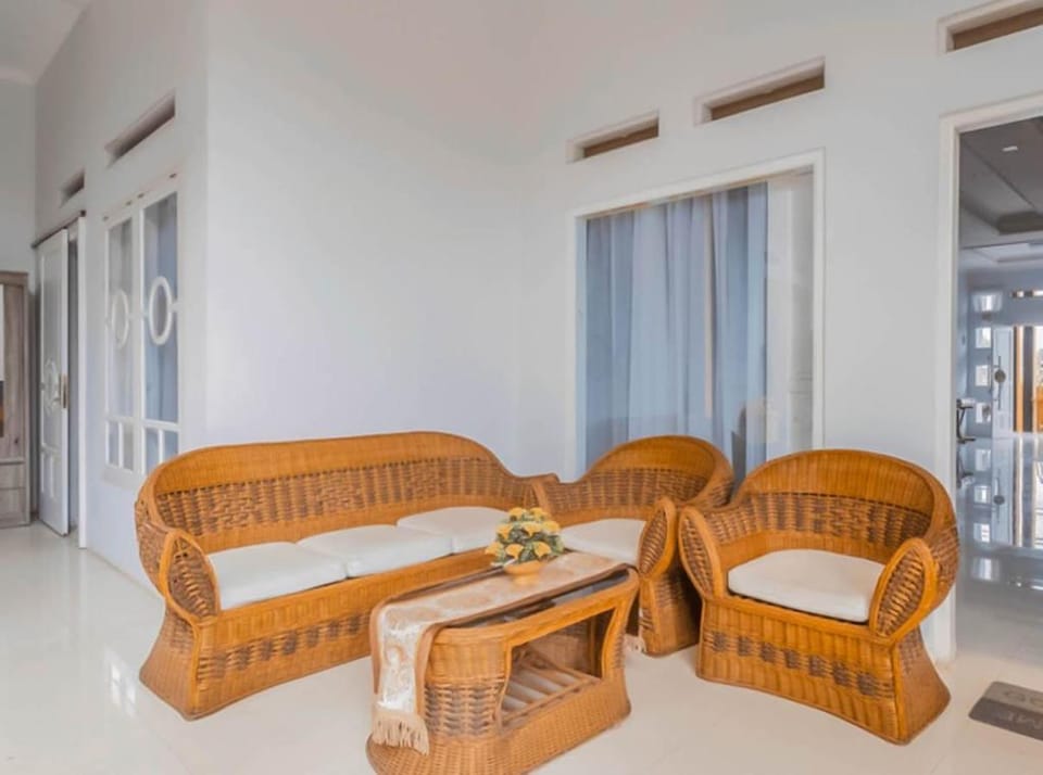 Urbanview Hotel One Family Maribaya by RedDoorz Hotel in Lembang