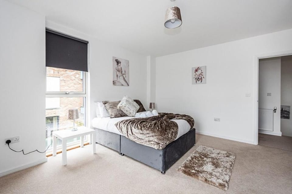 Chiswick Park 3 bed 3 bath West London - Parking Apartment in London Borough of Ealing