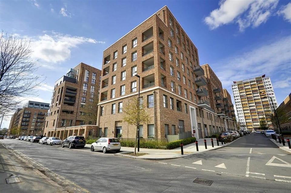 Chiswick Park 3 bed 3 bath West London - Parking Apartment in London Borough of Ealing