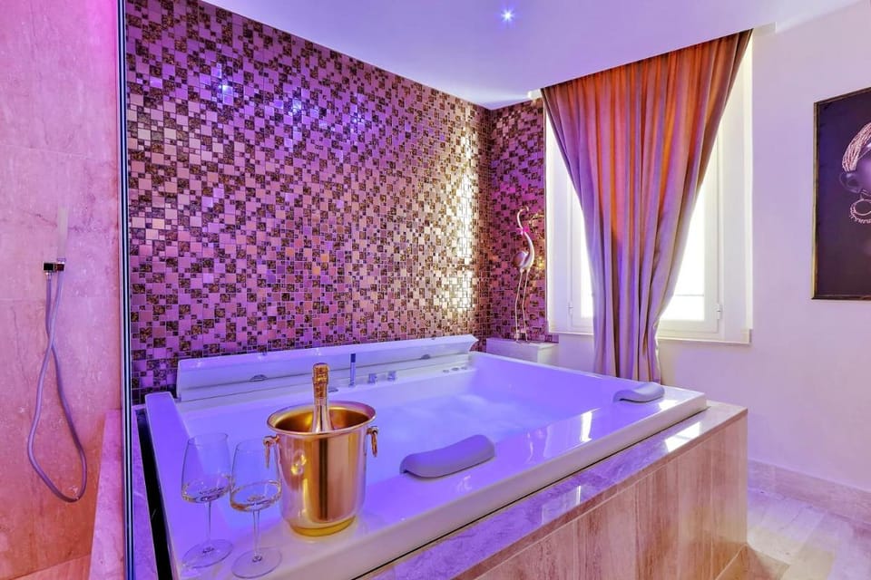 Spanish Diamond Luxury Suites & Jacuzzi Bed and Breakfast in Rome