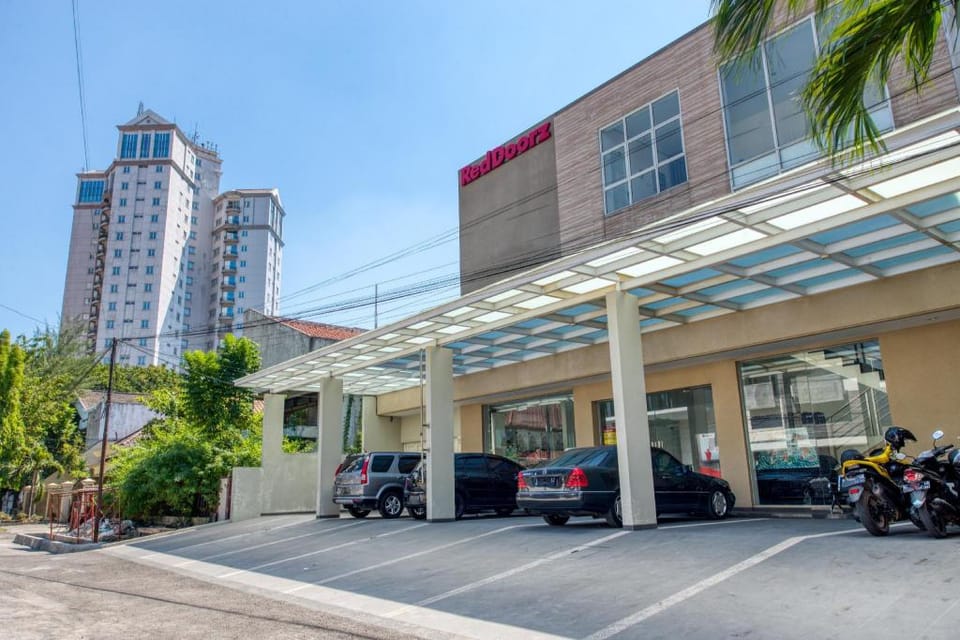 RedDoorz near Ciputra World 3 Hotel in Surabaya