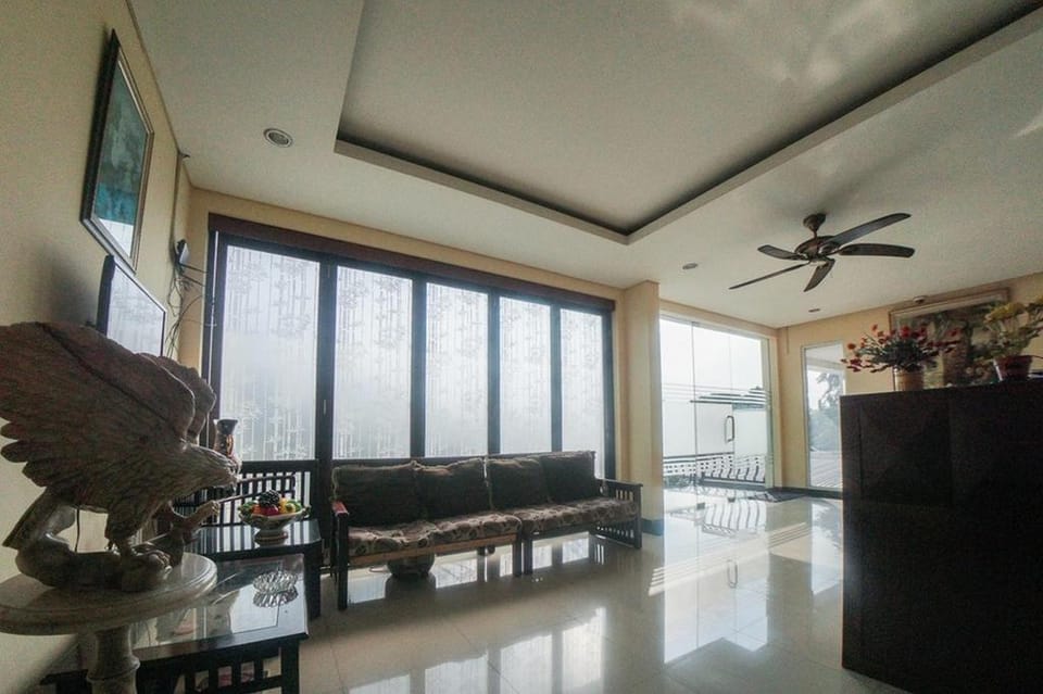 RedDoorz Plus near Green Pramuka Square Mall Bed and Breakfast in Jakarta
