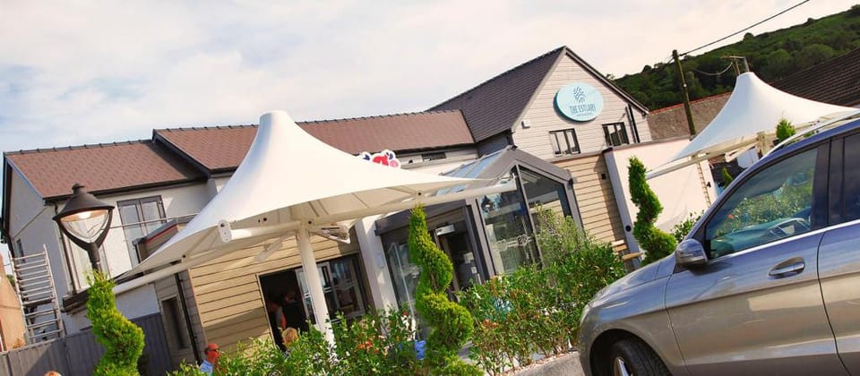 The Estuary Bar and Rooms Hotel in Wales