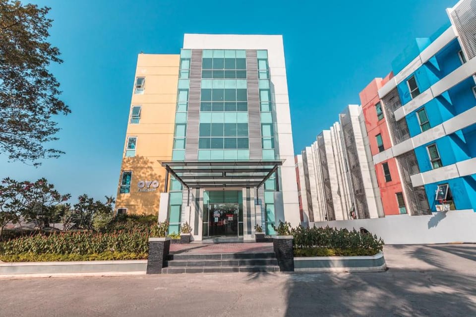 OYO Flagship 1170 The Habitat Karawaci Hotel in West Java