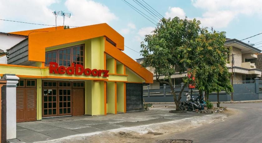 RedDoorz near Universitas Widyagama Malang Bed and Breakfast in East Java