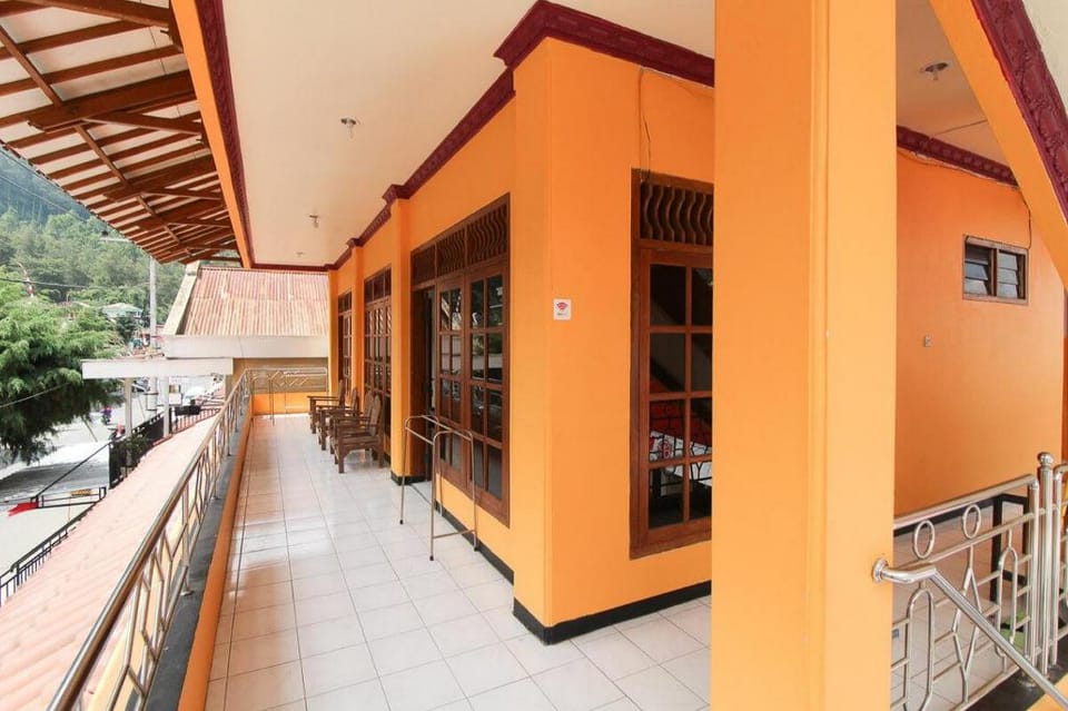 RedDoorz near Sarangan Lake Bed and Breakfast in East Java