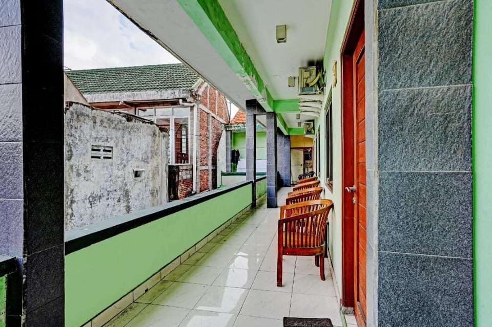 OYO 90361 Griya Noumi Syariah Hotel in Surabaya