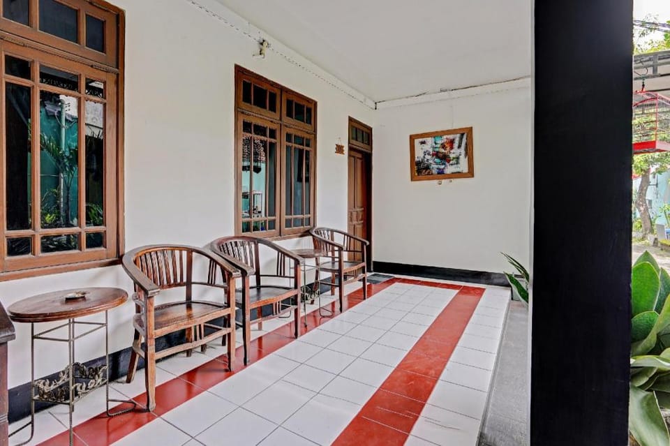 OYO 90361 Griya Noumi Syariah Hotel in Surabaya