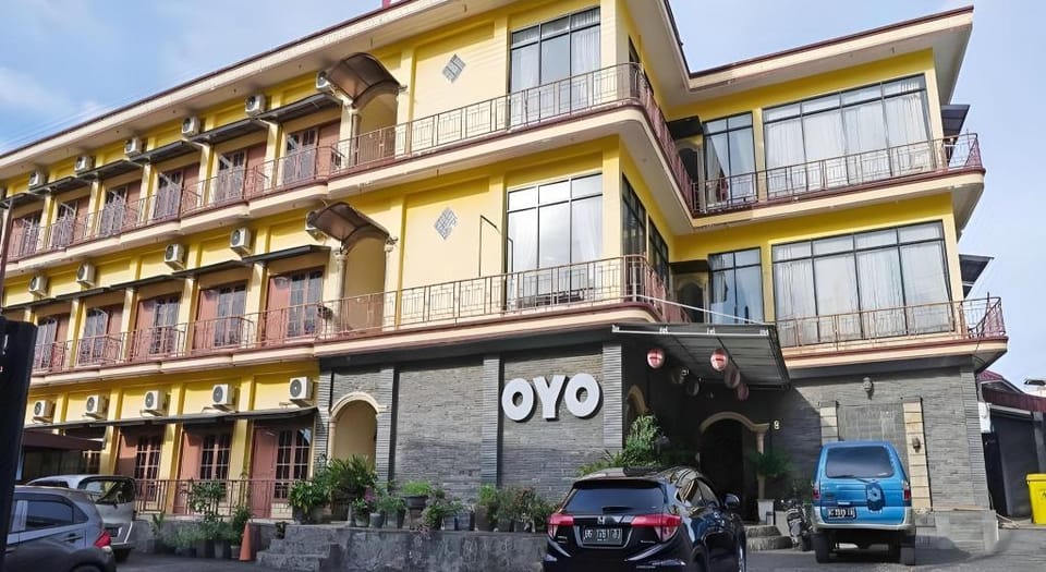 OYO 335 Wisma Empat Lima Syariah Hotel in Indonesia