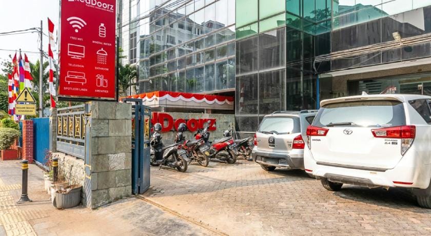 RedDoorz Plus near Taman Ismail Marzuki Bed and Breakfast in Jakarta