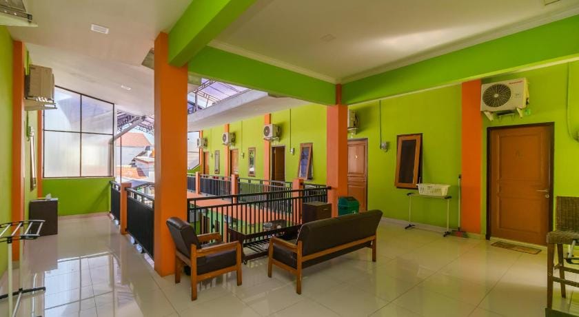 RedDoorz near Kejaksan Station Cirebon 2 Bed and Breakfast in West Java