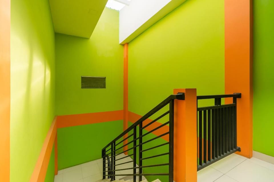 RedDoorz near Kejaksan Station Cirebon 2 Bed and Breakfast in West Java