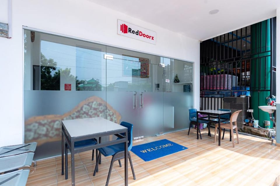 RedDoorz near Hang Nadim Batam Airport Bed and Breakfast in Riau Islands, Indonesia