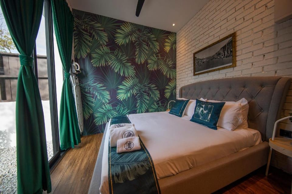 Reunion Carnarvon Hotel in George Town