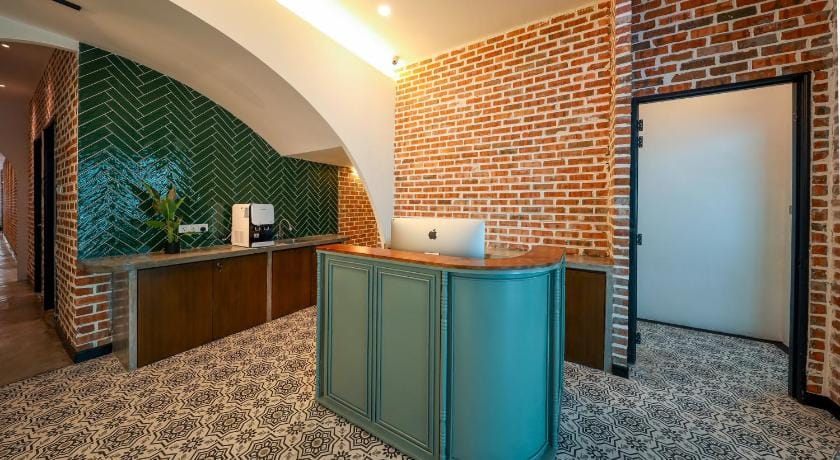 Reunion Carnarvon Hotel in George Town