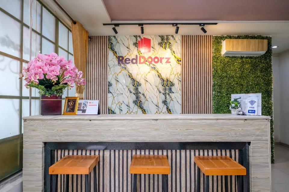 RedDoorz @ Panglima Sudirman Surabaya Hotel in Surabaya