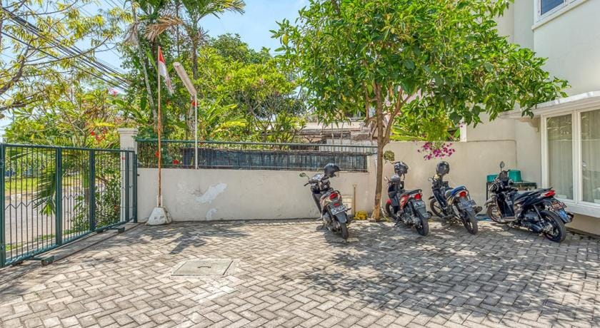 RedDoorz near UNTAG Surabaya Bed and Breakfast in Surabaya