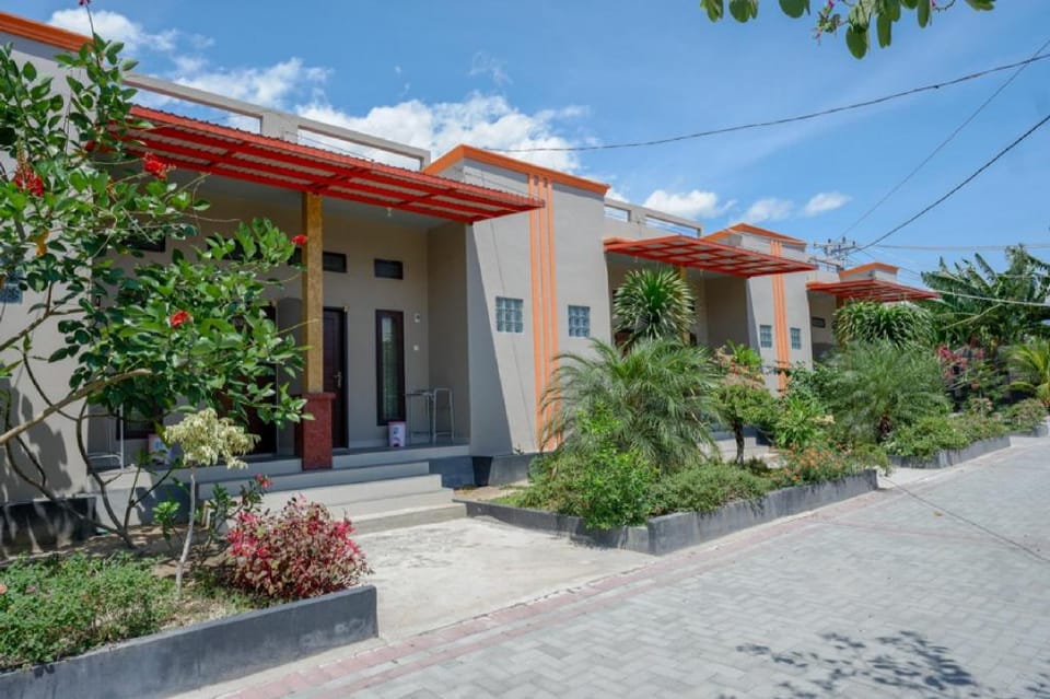 RedDoorz near Taman Makam Pahlawan Tatura Bed and Breakfast in Indonesia