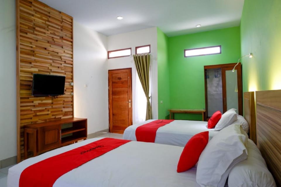 RedDoorz near Taman Makam Pahlawan Tatura Bed and Breakfast in Indonesia