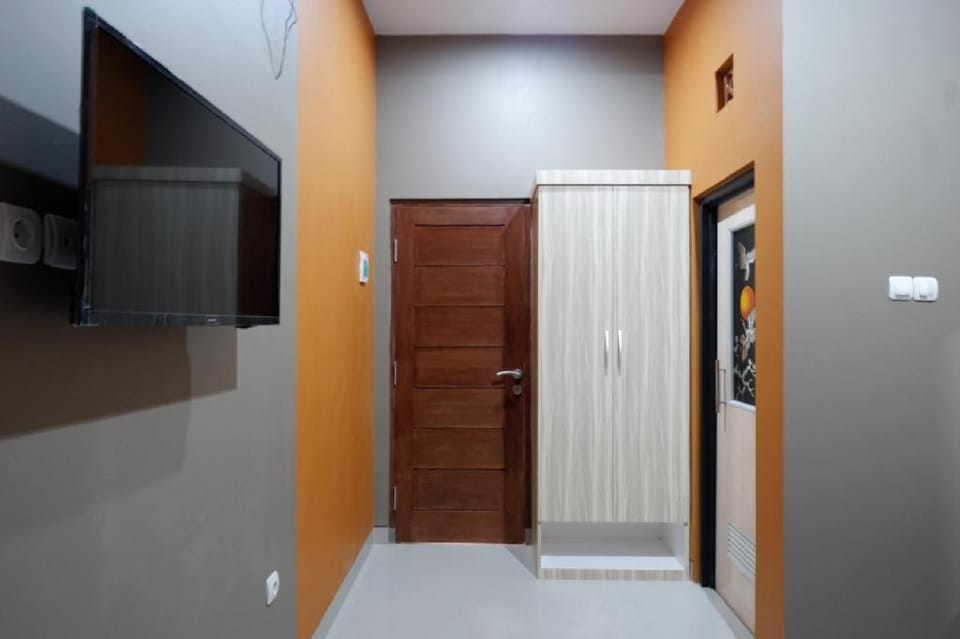 RedDoorz Syariah near Stasiun Tegal Bed and Breakfast in Indonesia