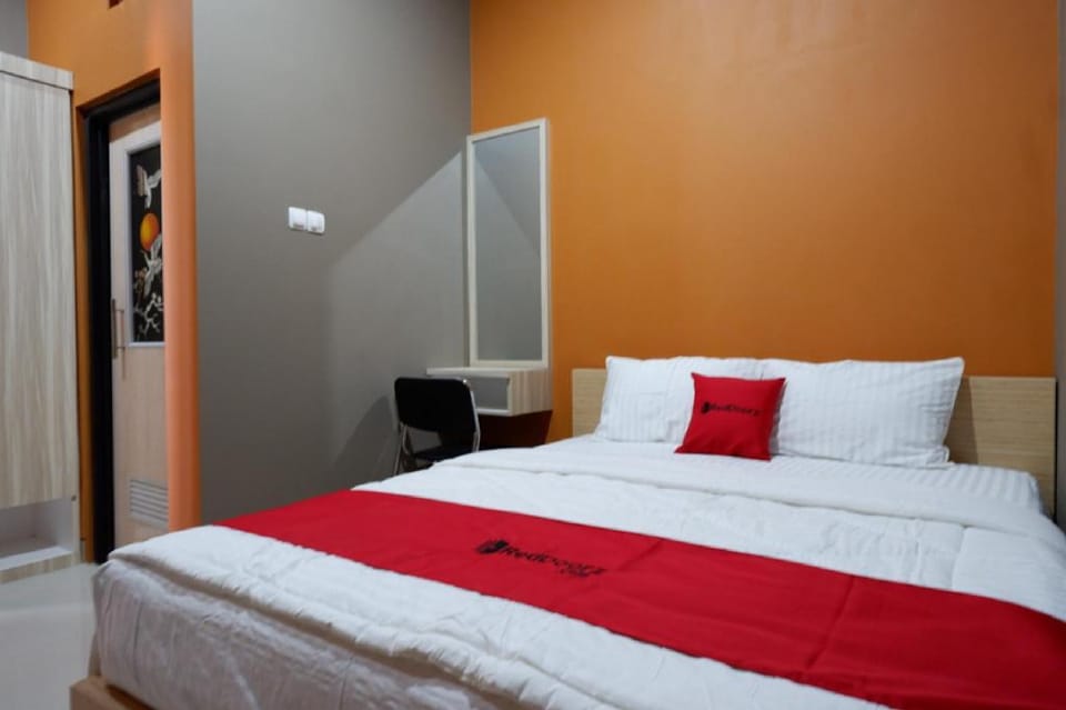 RedDoorz Syariah near Stasiun Tegal Bed and Breakfast in Indonesia