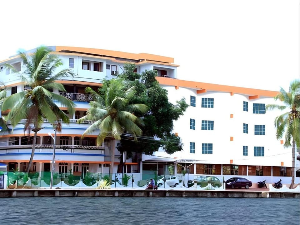 Oval Retreat Palace Hotel in Kochi