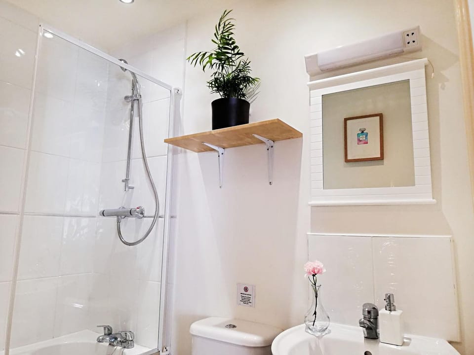 Serviced Apartment, Parking, Netflix, Sleeps 4 Apartment in Coventry