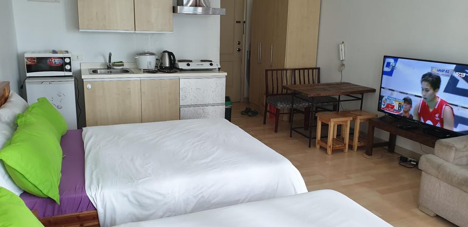 Studio Staycation w/ 2 queen across Shangrila Mall Apartment in Mandaluyong
