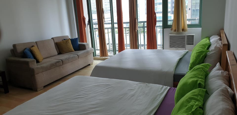 Studio Staycation w/ 2 queen across Shangrila Mall Apartment in Mandaluyong