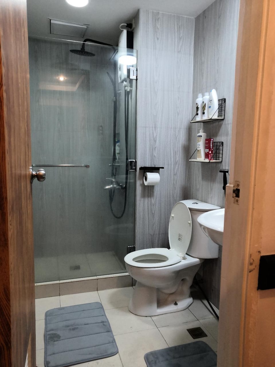 Modern Industrial Unit-Lee Gardens Condo w/Netflix Apartment in Mandaluyong